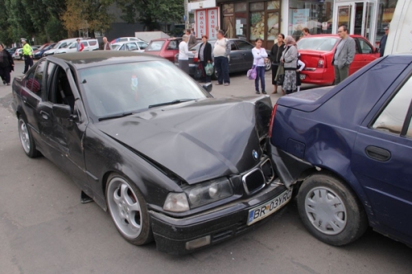 Un BMW s-a făcut zob după ce a intrat în curul unei Dacia Solenza (foto)