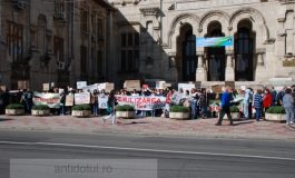 Protest idiot la Universitate. Ajutați-l pe Lăbuș să moară de bătrînețe pe străzi!