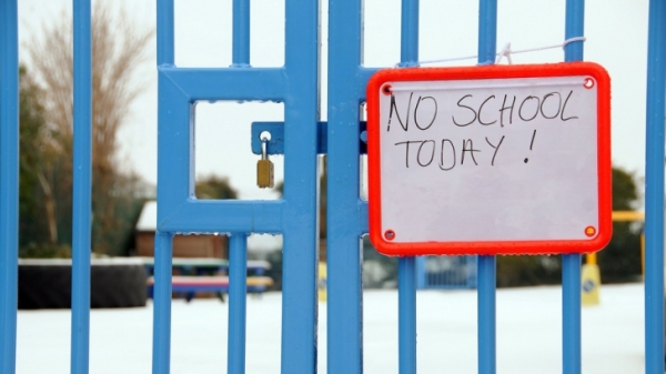 Școlile și grădinițele vor fi închise luni. Universitățile își continuă sesiunea. Circulăm gratuit cu Transurb