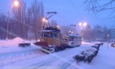 Tramvaiele Transurb sînt blocate în zăpadă. Lumea stă degeaba în stații
