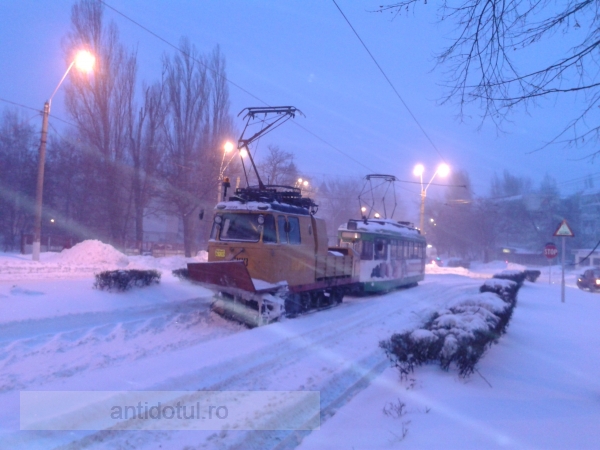 Tramvaiele Transurb sînt blocate în zăpadă. Lumea stă degeaba în stații