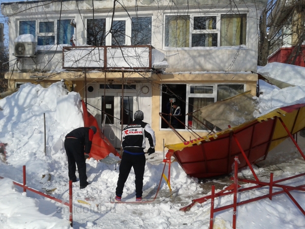 Barul unui interlop din Galați s-a prăbușit sub greutatea munților de zăpadă (foto)