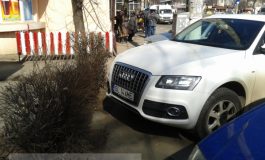 Un proprietar de Audi Q7, din Galați, și-a cumpărat trotuar (foto)