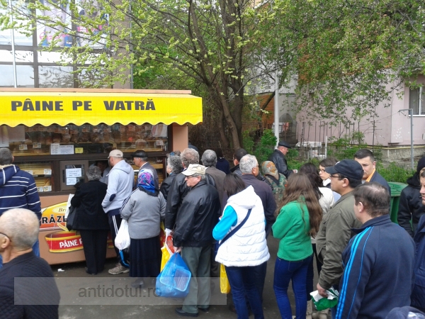 Proști stînd la coadă la pîine în Galați, ca pe vremea lui Ceaușescu (foto)