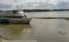 Duios Dunărea jegoasă trecea astăzi pe lîngă vaporașul Vega 93 (foto)