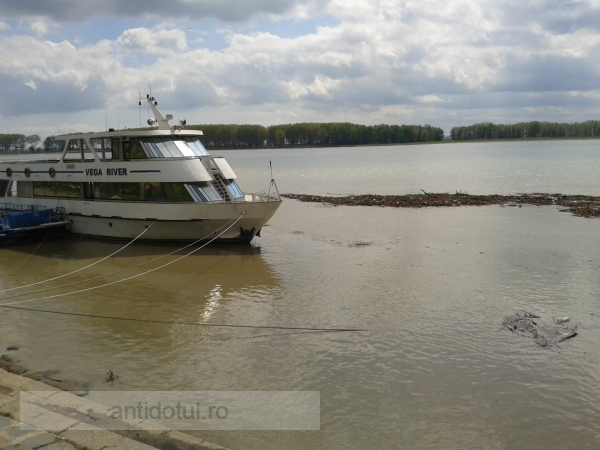 Duios Dunărea jegoasă trecea astăzi pe lîngă vaporașul Vega 93 (foto)
