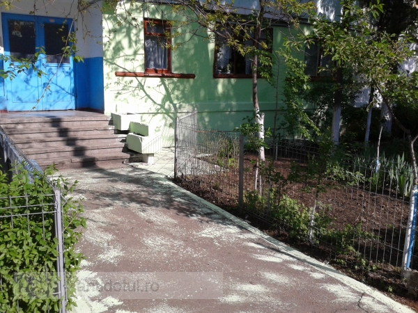 Un țărănoi din Galați și-a văruit “balconul” și a mai rămas cu un pic de var (foto)