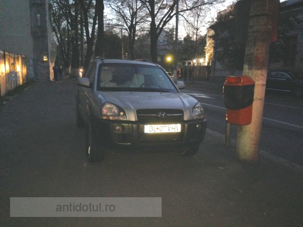 Poză cu mașina lui Mihai Manoliu numai bună de trimis la “parchez ca un bou”