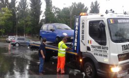 Un gălățean și-a rupt mașina într-o groapă plină cu apă de ploaie (foto)