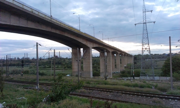 Viaductul de la combinat a rămas suspendat în aer