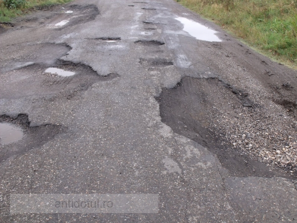 În județul Galați, drumurile se contractă, se dilată și se fură