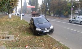 Volkswagen Golf eșuat pe b-dul G. Coșbuc (foto)
