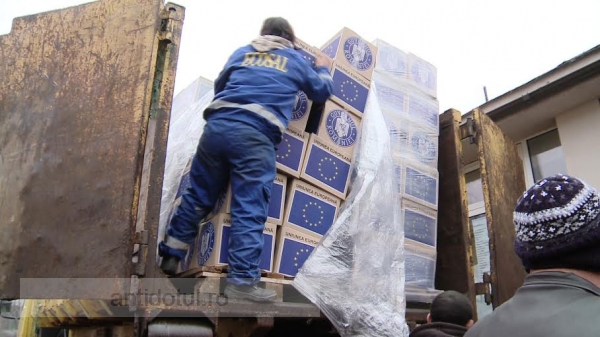 La Galați alimentele de la Uniunea Europeană sunt cărate cu mașina de gunoi