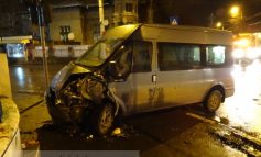 Dubiță spulberată de o mașină de poliție pe str. Bălcescu, colț cu Eroilor (foto)