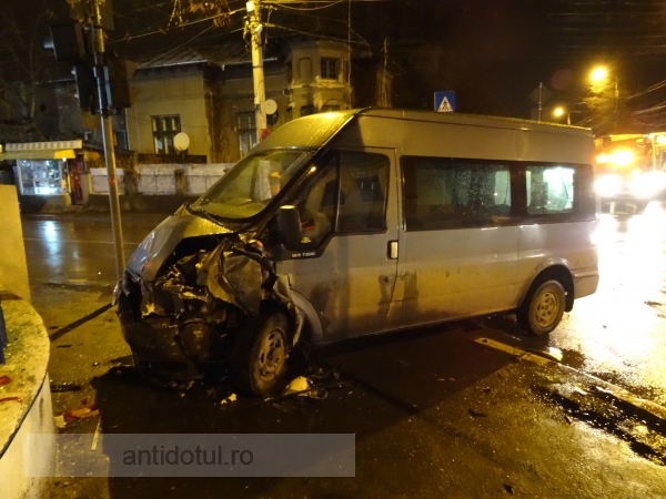 Dubiță spulberată de o mașină de poliție pe str. Bălcescu, colț cu Eroilor (foto)