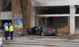 Bolid Audi A7 făcut praf după ce a zburat pe b-dul Coșbuc și s-a izbit de un zid (foto)