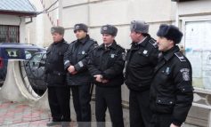 Polițiști locali din Galați făcînd ceea ce știu, adică nimic (foto)