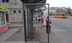 Ce face un ghiolban cînd stă în stația de autobuz