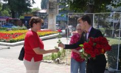 Ionatan Țuțu suferă de nebăgare în seamă și dă trandafiri la tot cartieru’ (foto)