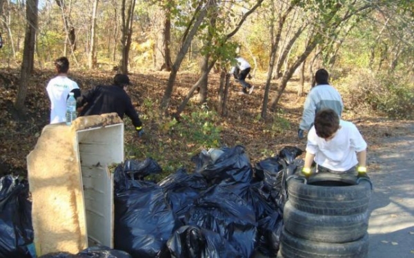 Culmea nesimțirii: gălățenii nu mai aruncă gunoiul sub preș ci direct în pădure!
