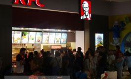 Prostia nu are limite: gălăţenii stau la coadă la porcăriile KFC, pe banii lor