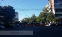 O țeavă spartă a blocat traficul auto pe strada Navelor