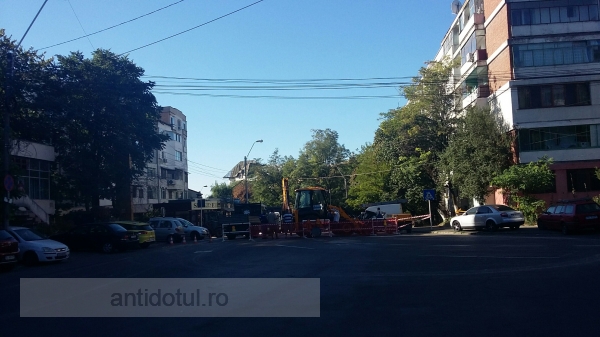 O țeavă spartă a blocat traficul auto pe strada Navelor