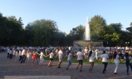 O horă nasoală cu pretenții de flash mob, în Grădina Publică (video)