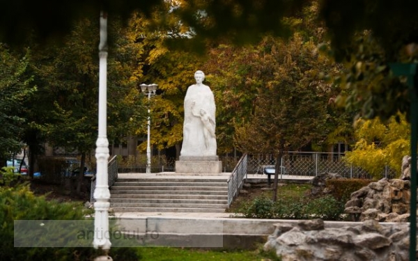 Parcul Eminescu se pregătește de alegeri: se coafează și se fardează