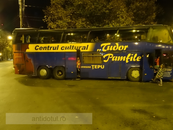 Brigada culturală a comunei Țepu are autocar de Champions League (foto)
