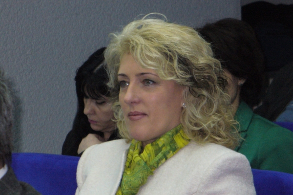 Blonda care le-a sucit mințile președinților CJ din Galați și Brăila (foto)