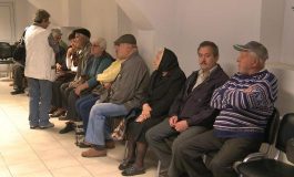 În timp ce aleșii își votează pensii speciale, sute de pensionari fac sărbătorile pe datorie