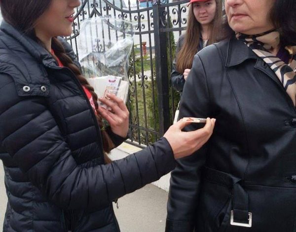 Ce față face o femeie pe stradă, cînd primește un mărțișor din partea UNPR (foto)