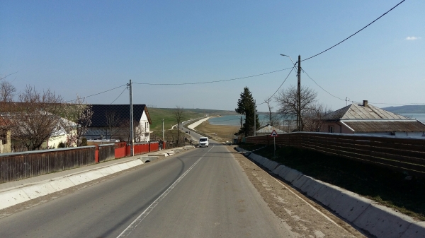 Așa arată un drum județean din Iași. Iar ăsta e un drum național din Galați