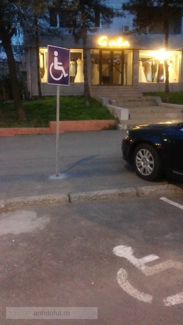 Un loc de parcare pentru persoanele cu handicap făcut de niște handicapați