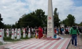 Țiganii din Galați au sărbătorit Paștele blajinilor pe mormîntul eroilor sovietici