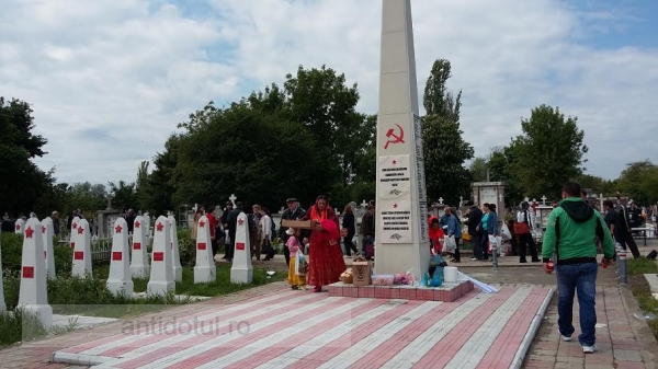 Țiganii din Galați au sărbătorit Paștele blajinilor pe mormîntul eroilor sovietici