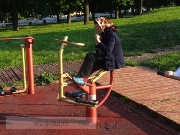 Babă cu batic, la fitness urban (foto)