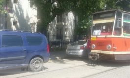 Tupeu de neam prost: o mașină a blocat minute în șir circulația tramvaielor