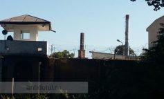 Revoltă la penitenciarul din Galați: un deținut s-a urcat pe un coș de fum