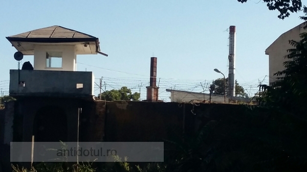 Revoltă la penitenciarul din Galați: un deținut s-a urcat pe un coș de fum