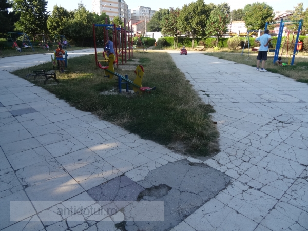 Parcul Cloșca arată fix ca Galațiul: plin de gropi, buruieni și maidanezi (foto)