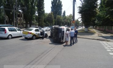Dubă Volkswagen răsturnată de un Logan, pe b-dul Coșbuc (galerie foto)