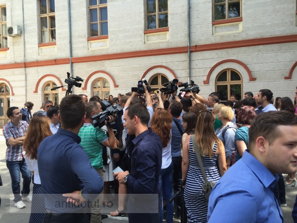 Klaus Iohannis a fost selfuit în curtea Universității “Dunărea de Jos”