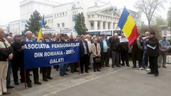 Pensionarii din Galați s-au săturat de proteste și se întorc la școală